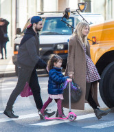 PEOPLE - Sienna Miller und Tom Sturridge mit Klein Marlowe in New York unterwegs