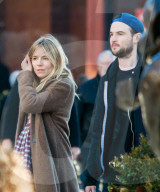 PEOPLE - Sienna Miller und Tom Sturridge mit Klein Marlowe in New York unterwegs