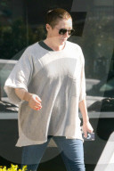 PEOPLE - Shannen Doherty in Malibu unterwegs