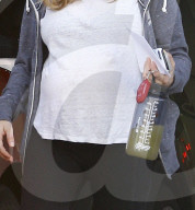 PEOPLE - Schwangere Amanda Seyfried in Burbank unterwegs