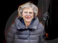 NEWS - Theresa May verlässt mit einer 'Föhnfrisur' die Downing Street