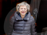 NEWS - Theresa May verlässt mit einer 'Föhnfrisur' die Downing Street