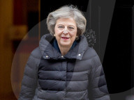 NEWS - Theresa May verlässt mit einer 'Föhnfrisur' die Downing Street