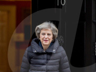 NEWS - Theresa May verlässt mit einer 'Föhnfrisur' die Downing Street