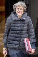 NEWS - Theresa May verlässt mit einer 'Föhnfrisur' die Downing Street