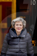 NEWS - Theresa May verlässt mit einer 'Föhnfrisur' die Downing Street