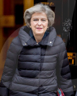 NEWS - Theresa May verlässt mit einer 'Föhnfrisur' die Downing Street