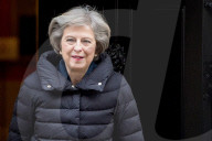 NEWS - Theresa May verlässt mit einer 'Föhnfrisur' die Downing Street