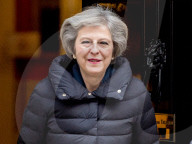 NEWS - Theresa May verlässt mit einer 'Föhnfrisur' die Downing Street