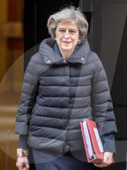 NEWS - Theresa May verlässt mit einer 'Föhnfrisur' die Downing Street