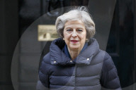 NEWS - Theresa May verlässt mit einer 'Föhnfrisur' die Downing Street