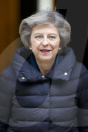 NEWS - Theresa May verlässt mit einer 'Föhnfrisur' die Downing Street