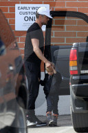 PEOPLE - Josh Duhamel mit Klein Axl in Los Angeles unterwegs
