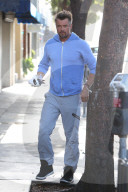 PEOPLE - Josh Duhamel füttert die Parkuhr