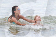 EXKLUSIV - Alessandra Ambrosio geniesst mit ihren Kids das kühle Nass in Brasilien