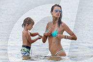 EXKLUSIV - Alessandra Ambrosio geniesst mit ihren Kids das kühle Nass in Brasilien