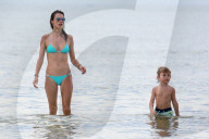 EXKLUSIV - Alessandra Ambrosio geniesst mit ihren Kids das kühle Nass in Brasilien