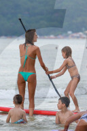 EXKLUSIV - Alessandra Ambrosio geniesst mit ihren Kids das kühle Nass in Brasilien