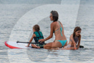 EXKLUSIV - Alessandra Ambrosio geniesst mit ihren Kids das kühle Nass in Brasilien