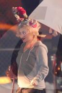 PEOPLE -  Helena Bonham Carter mit lustigem Kopfschmuck auf dem Set zu "Ocean's Eight"