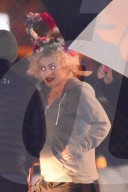 PEOPLE -  Helena Bonham Carter mit lustigem Kopfschmuck auf dem Set zu "Ocean's Eight"