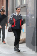 PEOPLE - Farbenfroh: Jennifer Connelly in New York unterwegs