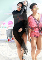 PEOPLE - Designer Angela Simmons sonnt sich in Miami
