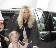 PEOPLE - Jessica Simpson mit Kind und Kegel am Flughafen