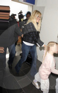PEOPLE - Jessica Simpson mit Kind und Kegel am Flughafen