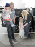PEOPLE - Jessica Simpson mit Kind und Kegel am Flughafen