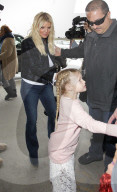 PEOPLE - Jessica Simpson mit Kind und Kegel am Flughafen