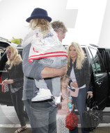 PEOPLE - Jessica Simpson mit Kind und Kegel am Flughafen