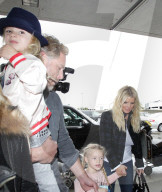 PEOPLE - Jessica Simpson mit Kind und Kegel am Flughafen