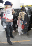 PEOPLE - Jessica Simpson mit Kind und Kegel am Flughafen