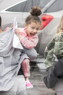 PEOPLE - North West und Penelope Disick mit den Nannys in Calabasas unterwegs