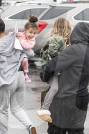 PEOPLE - North West und Penelope Disick mit den Nannys in Calabasas unterwegs