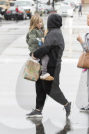 PEOPLE - North West und Penelope Disick mit den Nannys in Calabasas unterwegs