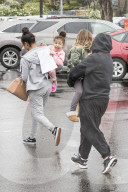 PEOPLE - North West und Penelope Disick mit den Nannys in Calabasas unterwegs