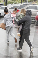 PEOPLE - North West und Penelope Disick mit den Nannys in Calabasas unterwegs