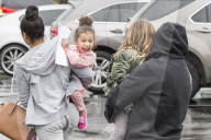 PEOPLE - North West und Penelope Disick mit den Nannys in Calabasas unterwegs
