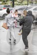 PEOPLE - North West und Penelope Disick mit den Nannys in Calabasas unterwegs