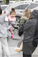 PEOPLE - North West und Penelope Disick mit den Nannys in Calabasas unterwegs