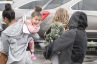 PEOPLE - North West und Penelope Disick mit den Nannys in Calabasas unterwegs
