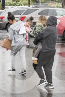 PEOPLE - North West und Penelope Disick mit den Nannys in Calabasas unterwegs