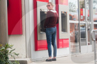 PEOPLE - Kirsten Dunst trägt ihren Verlobungsring