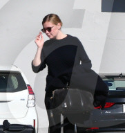 PEOPLE - Kirsten Dunst lädt ihr Gepäck in ein Uber Taxi