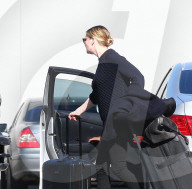 PEOPLE - Kirsten Dunst lädt ihr Gepäck in ein Uber Taxi