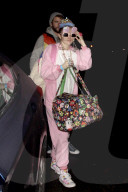 PEOPLE - Durch die rosa Brille: Miley Cyrus hat sich pink verkleidet für Liams Hemsworth 27. Geburtstag