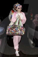 PEOPLE - Durch die rosa Brille: Miley Cyrus hat sich pink verkleidet für Liams Hemsworth 27. Geburtstag