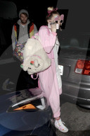 PEOPLE - Durch die rosa Brille: Miley Cyrus hat sich pink verkleidet für Liams Hemsworth 27. Geburtstag